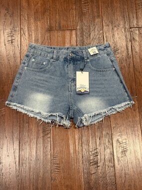 NWT!! Medium USA Blue Asphalt Women's Light Blue Frayed Denim Shorts